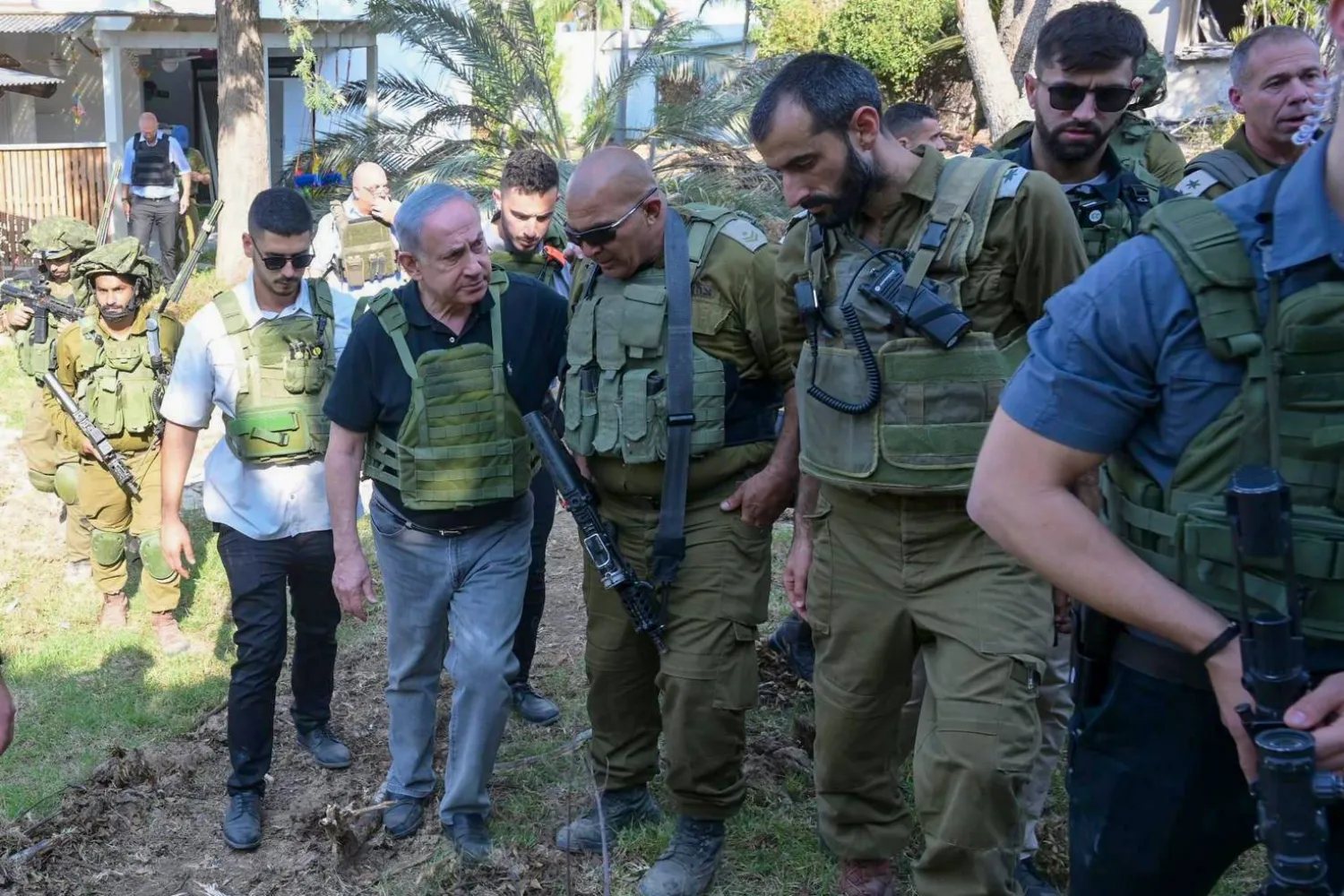 رئيس الوزراء الإسرائيلي بنيامين نتنياهو يتفقد آثار الدمار في بلدتي بئيري وكفار عزة (د.ب.أ)