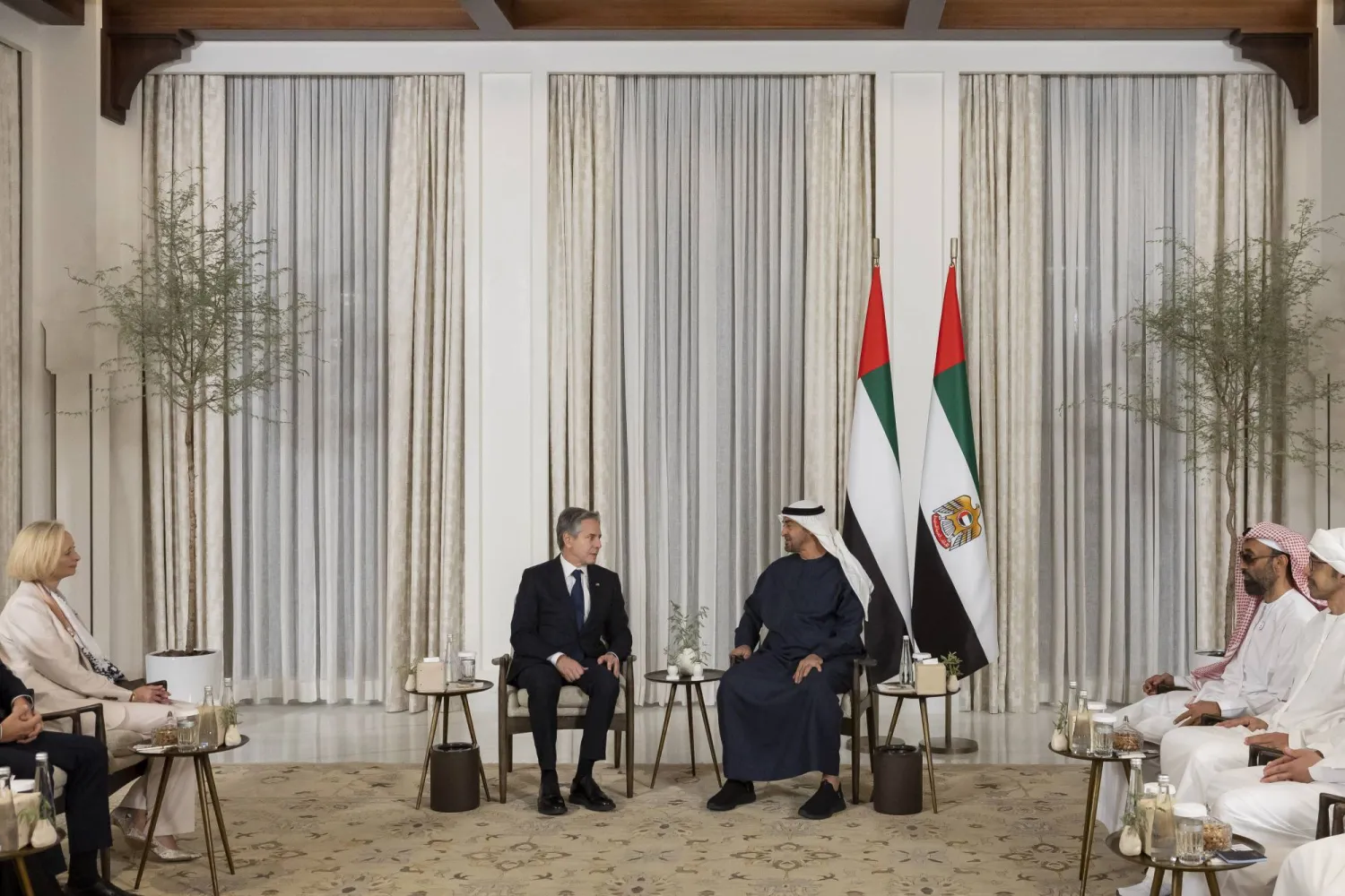 رئيس دولة الإمارات الشيخ محمد بن زايد وأنتوني بلينكن وزير الخارجية الأميركي خلال اللقاء في أبوظبي (وام)