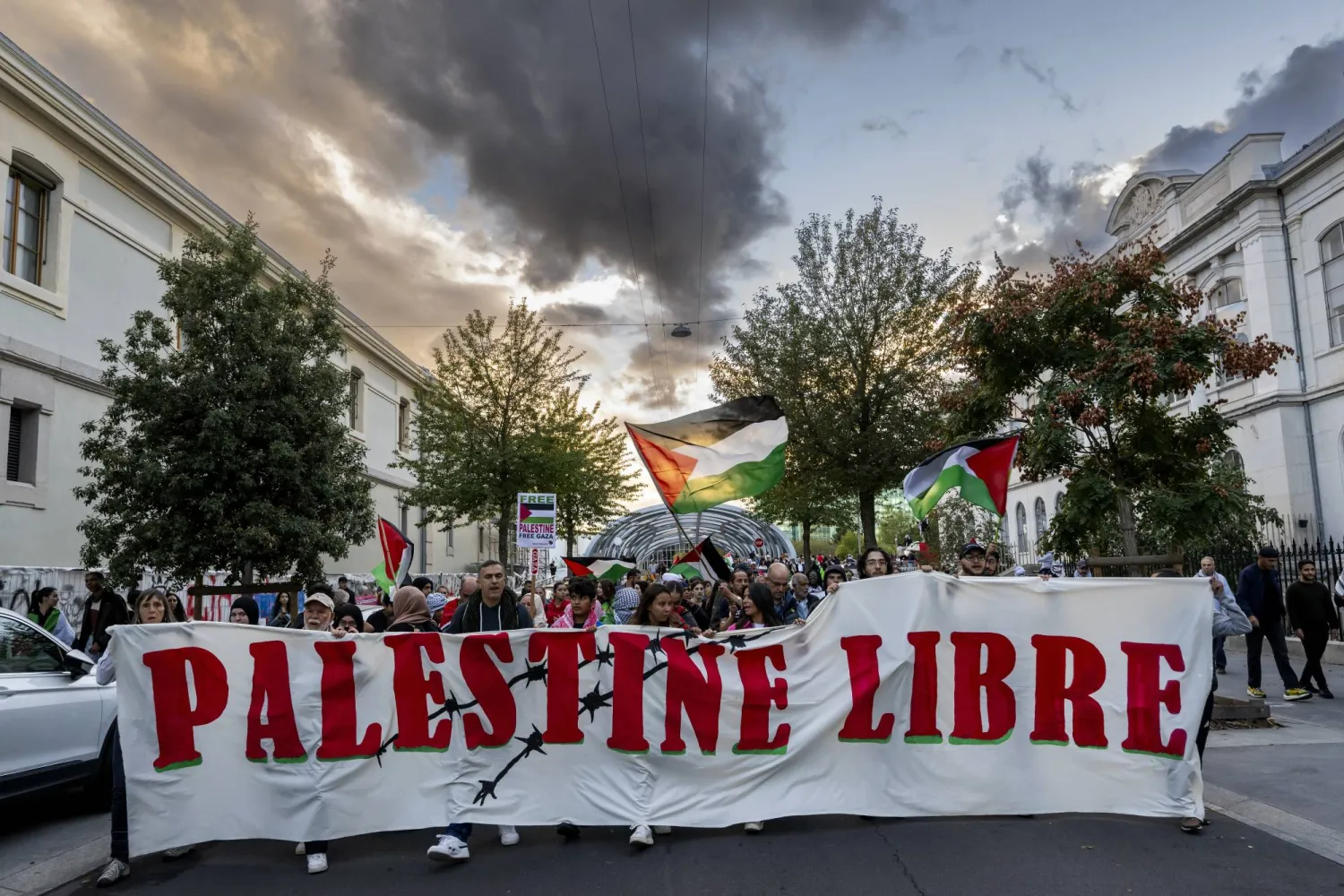 مظاهرة دعماً للفلسطينيين في سويسرا (إ.ب.أ)