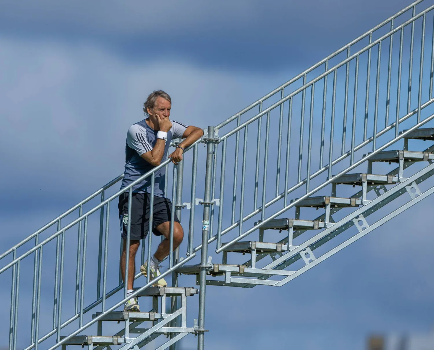 مانشيني يراقب أداء اللاعبين في المناورة (الشرق الأوسط)