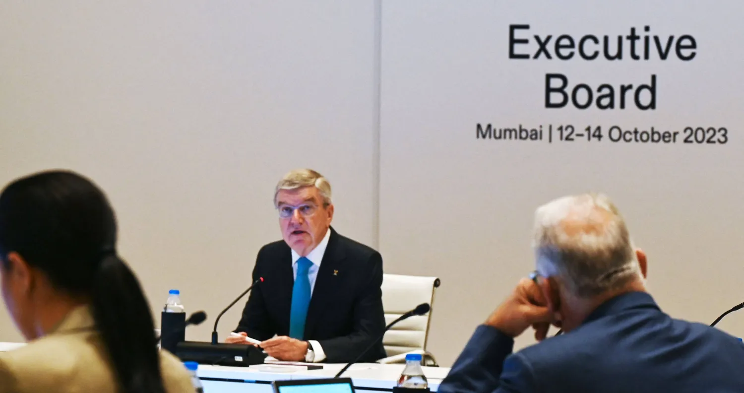 توماس باخ خلال حضوره اجتماع اللجنة الاولمبية الدولية في بومباي (أ.ف.ب)