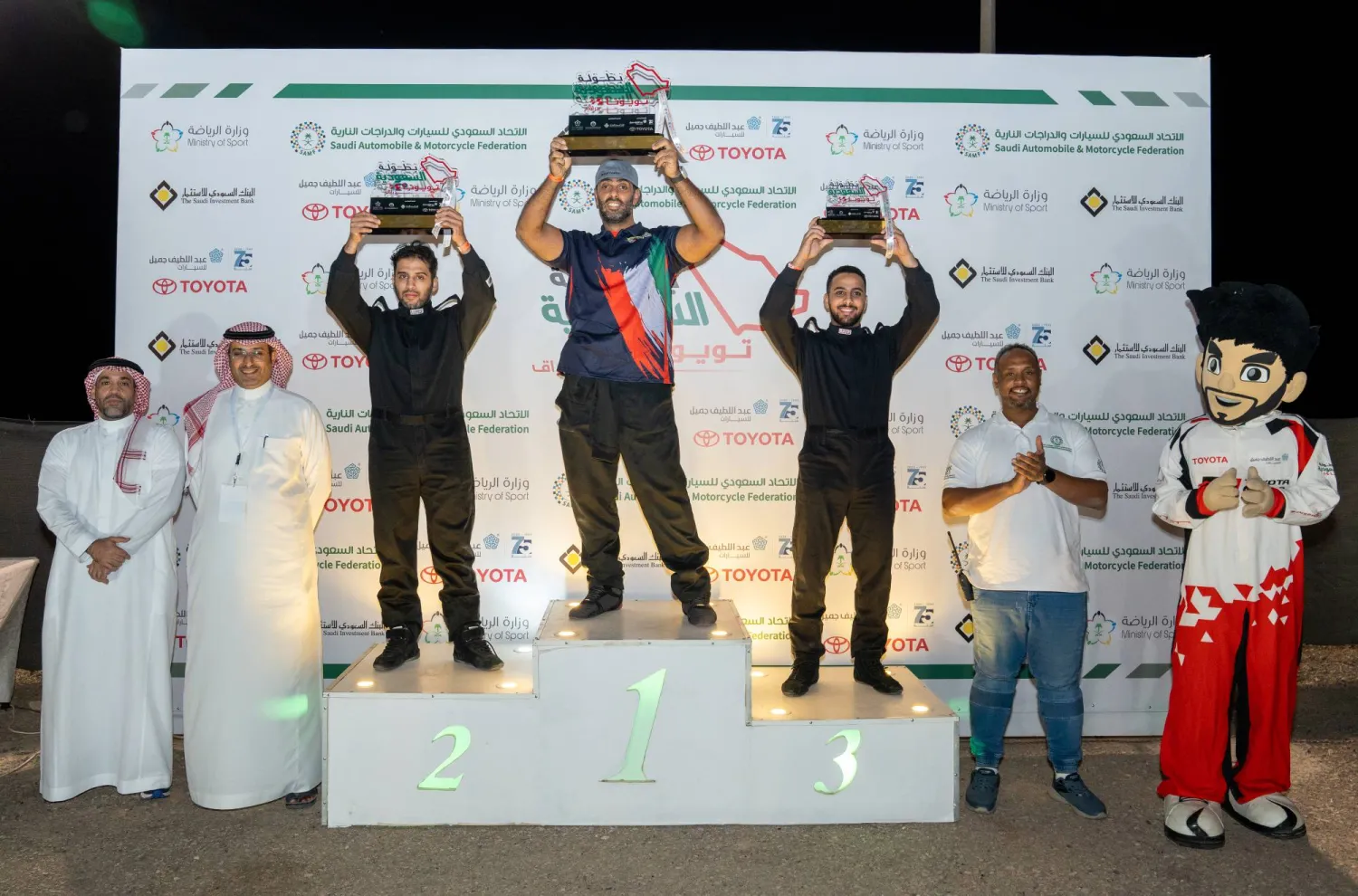من تتويج الفائزين في السباق (الشرق الأوسط)