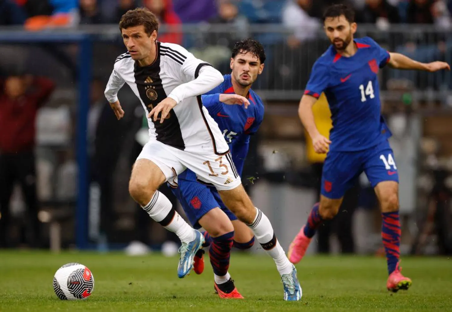 مولر يقود هجمة ألمانية ضد المرمى الأميركي (أ.ب)
