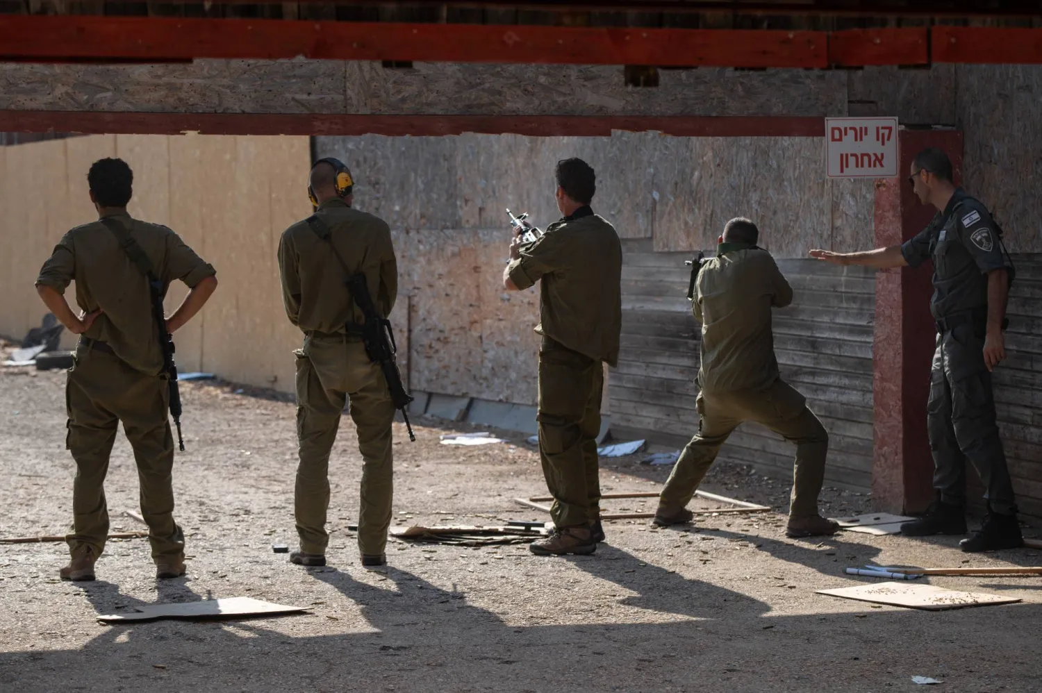 مدنيون إسرائيليون يخضعون للتدريب على الأسلحة في الجليل الأعلى شمال إسرائيل (إ.ب.أ)