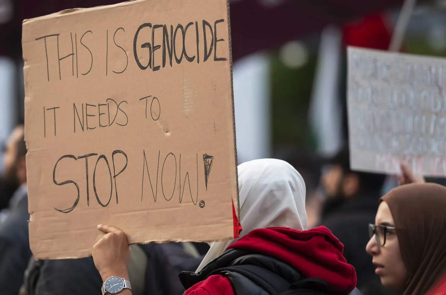 مظاهرات مؤيدة للفلسطينيين في مدينة دريسدن الألمانية أمس (د.ب.أ)