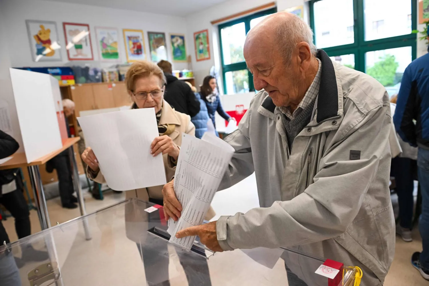 بولندي يدلي بصوته في الانتخابات التشريعية بمدينة غدانسك الأحد (أ.ف.ب)