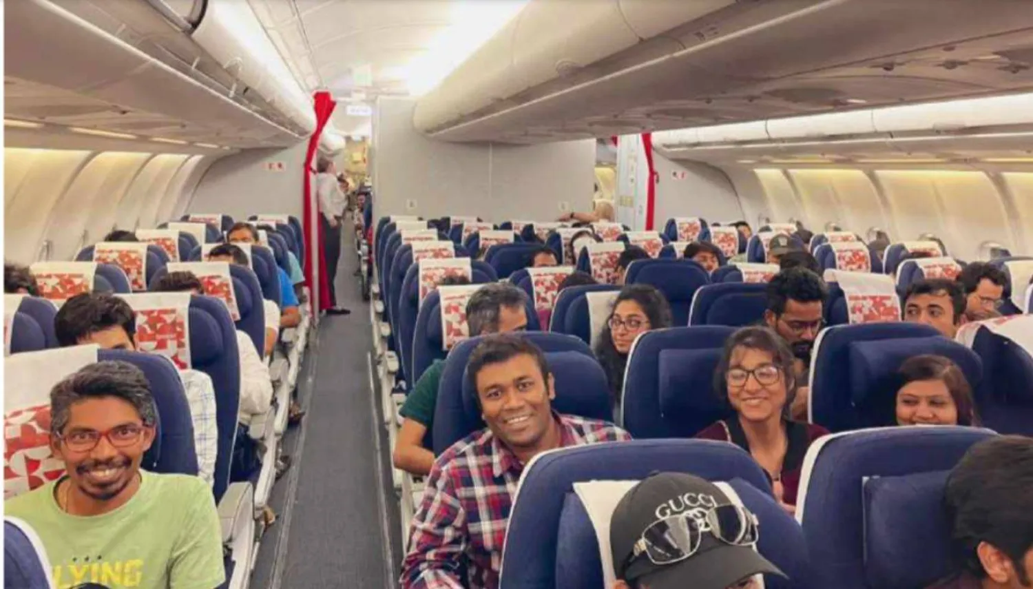 مواطنون هنود على متن الطائرة (وسائل إعلام هندية)