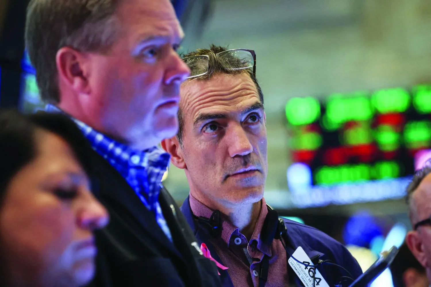 متداولون يتابعون تحركات الأسهم في «وول ستريت» خلال آخر جلسات الأسبوع الماضي (رويترز)