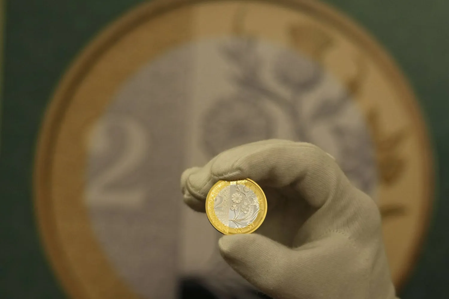 تكشف دار سك العملة الملكية عن عملات معدنية جديدة (أ ب)