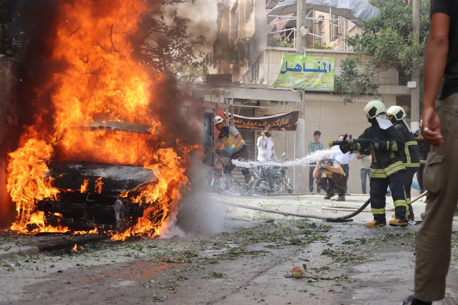 قوات الدفاع المدني تطفئ حرائق بعد قصف روسي على إدلب (حساب إكس)