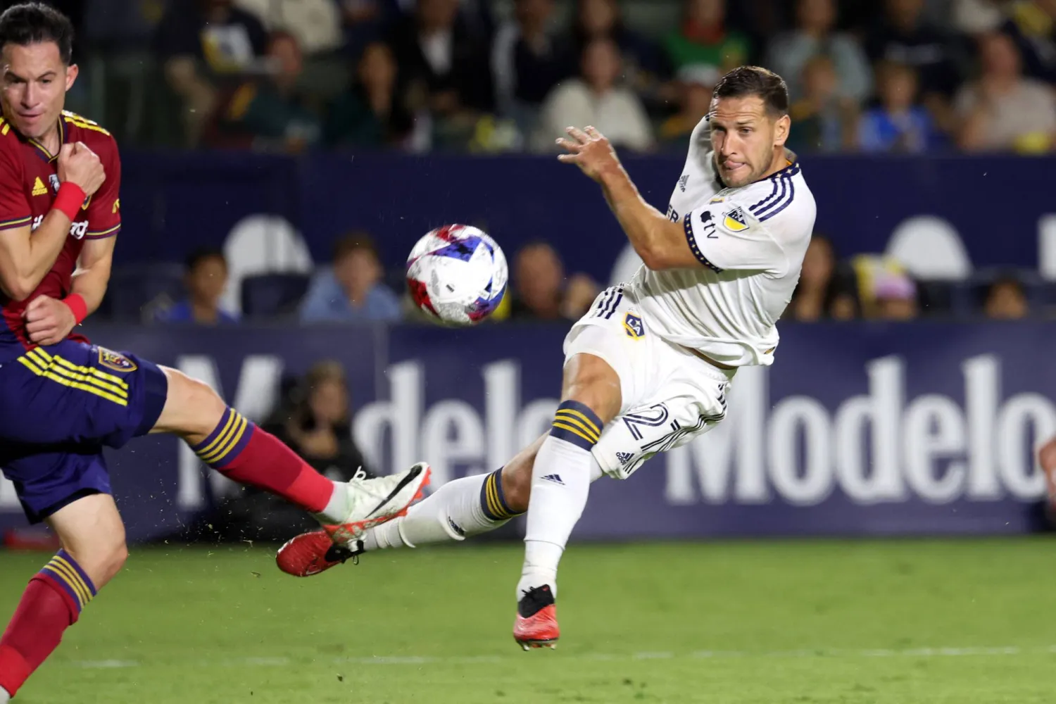 شارب مهاجم غالاكسي (يمين) يسدد نحو مرمى سولت ليك في الدوري الأميركي (أ.ب)