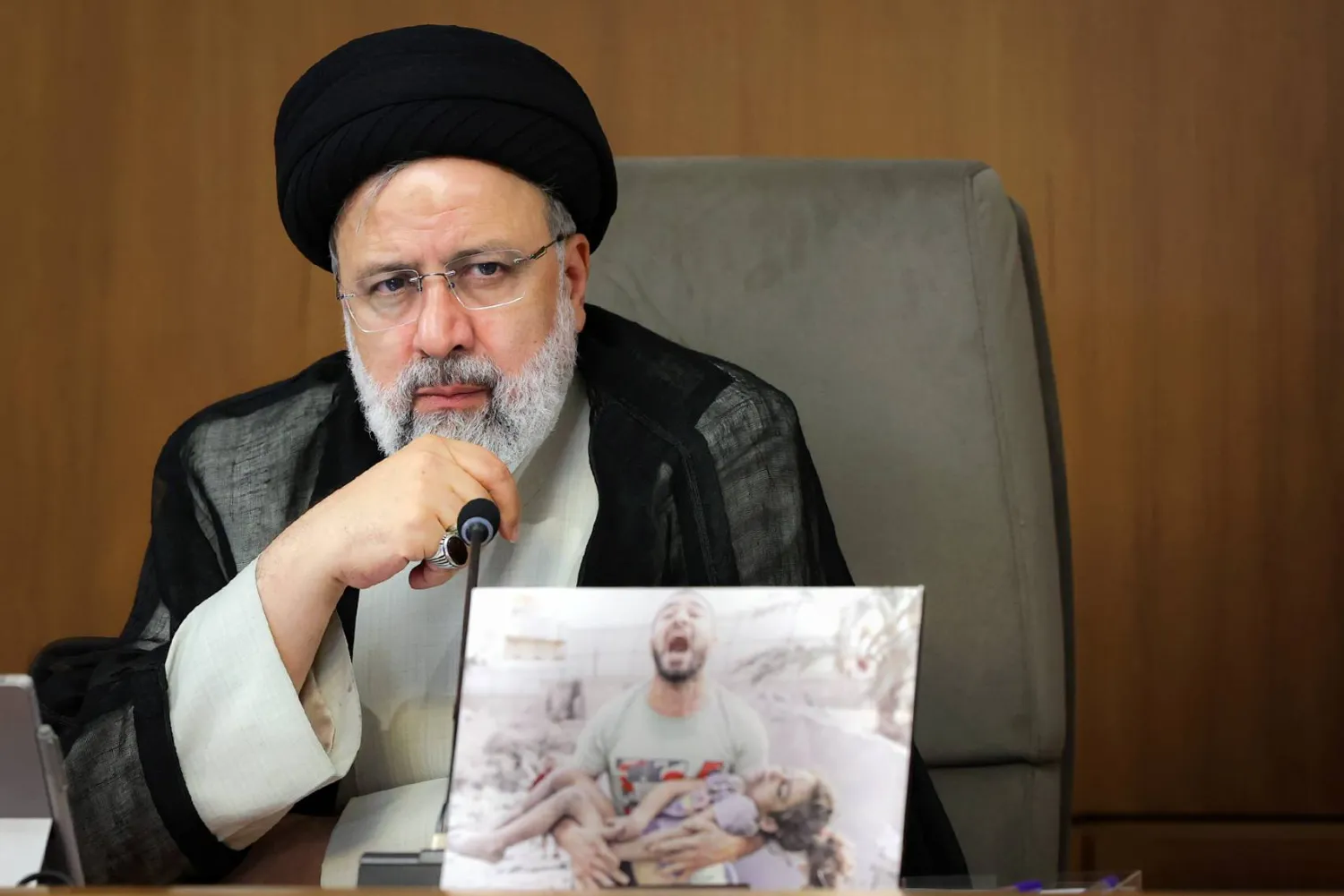 صورة نشرتها الرئاسة الإيرانية من رئيسي خلال ترؤسه اجتماع الحكومة اليوم