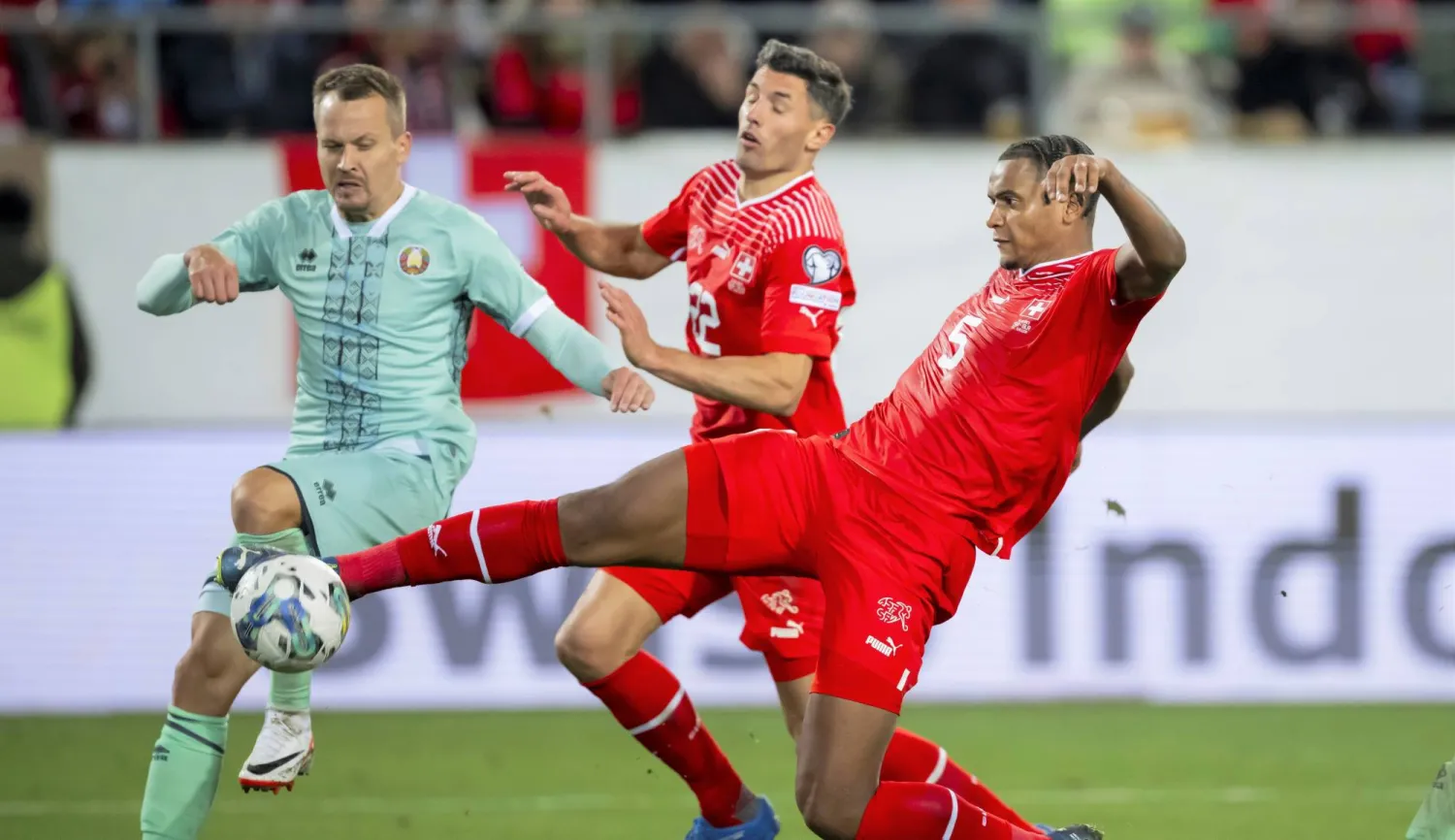 جانب من مواجهة سويسرا وبيلاروسيا في الجولة الثامنة من تصفيات أمم أوروبا (أ.ب)