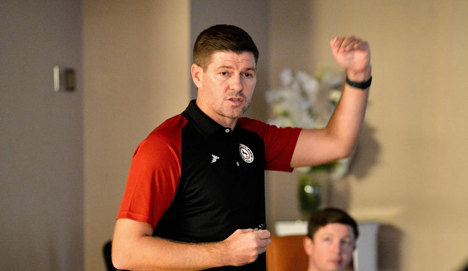 جيرارد خلال المحاضرة الفنية (الاتحاد السعودي) 