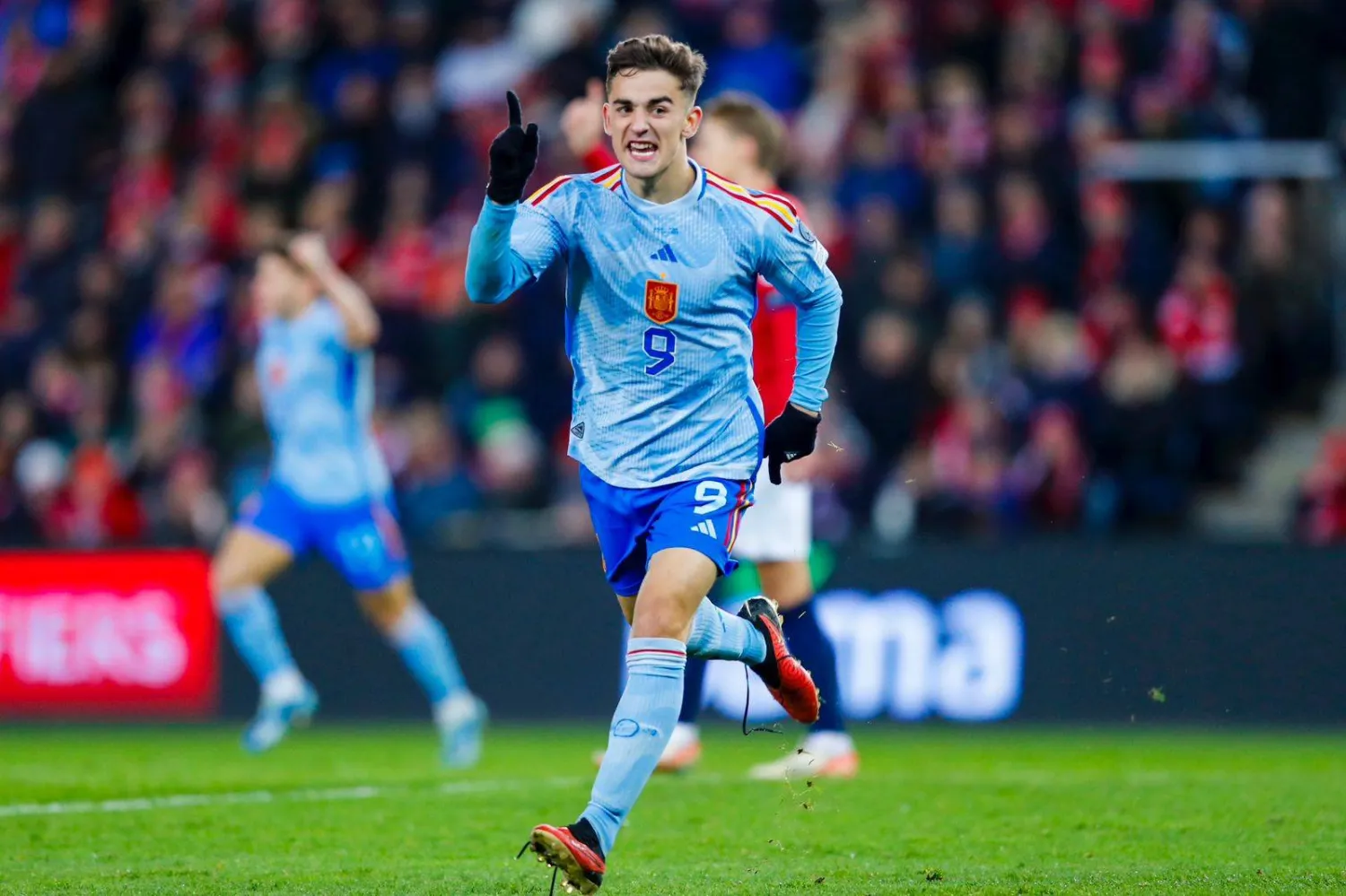 غابي لاعب اسبانيا محتفلا بهدفه في النرويج (إ.ب.أ)
