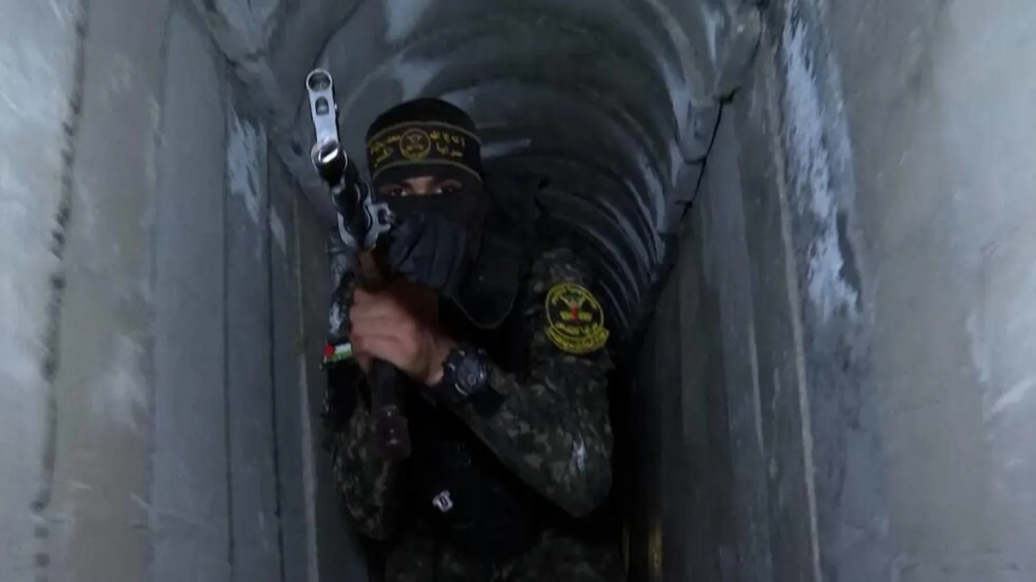 İslami Cihad hareketinin askeri kanadı olan Kudüs Tugayları’nın bir üyesi, 17 Nisan 2022’de Gazze’deki bir tünelde (AFP)