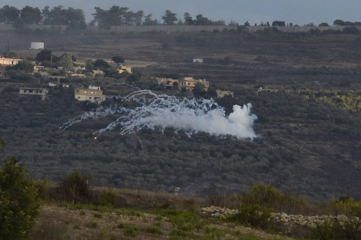 دخان يتصاعد جراء سقوط قذيفة إسرائيلية على جنوب لبنان (إ.ب.أ)