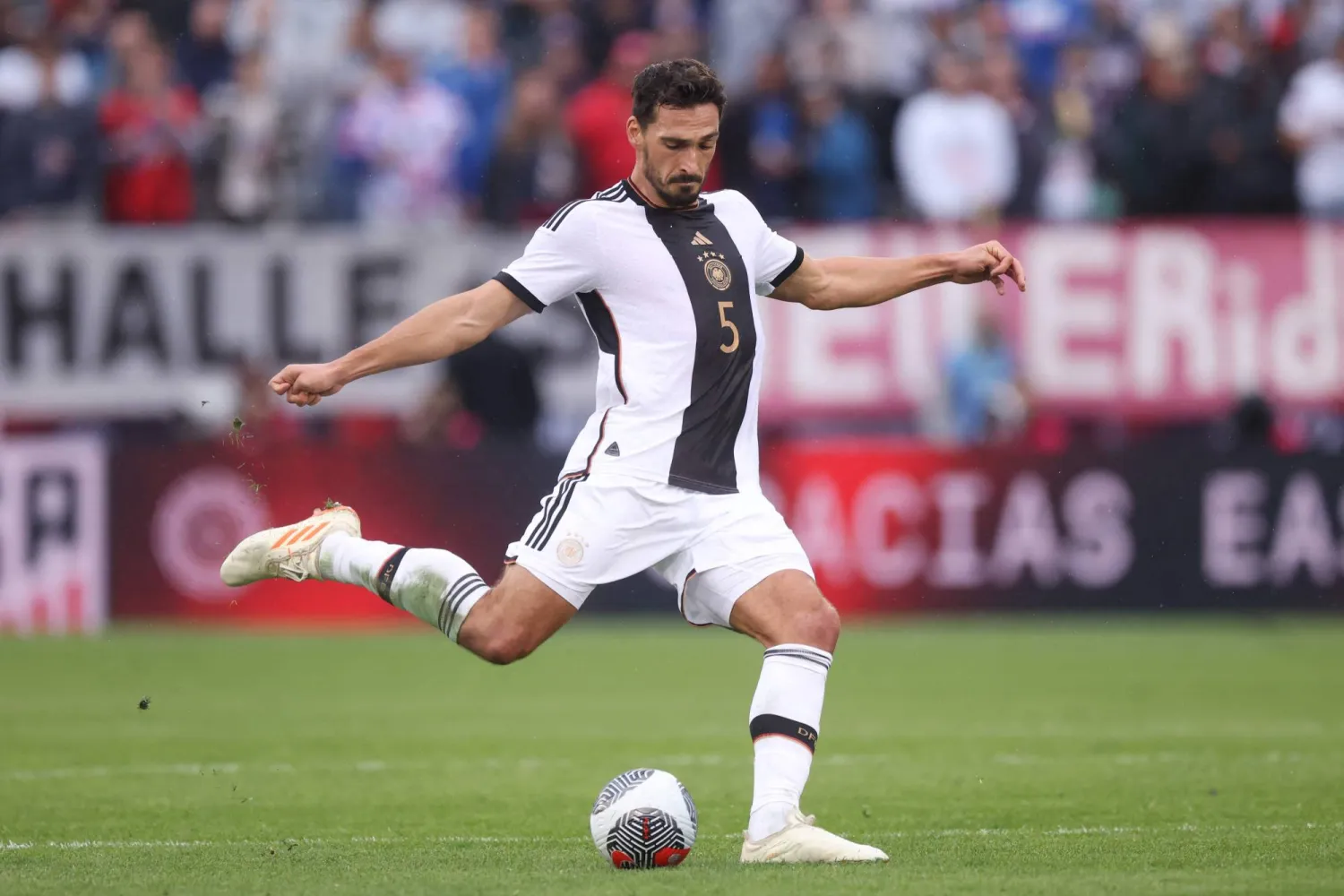 ماتس هوملز لاعب قلب دفاع المنتخب الألماني لكرة القدم (أ.ف.ب)