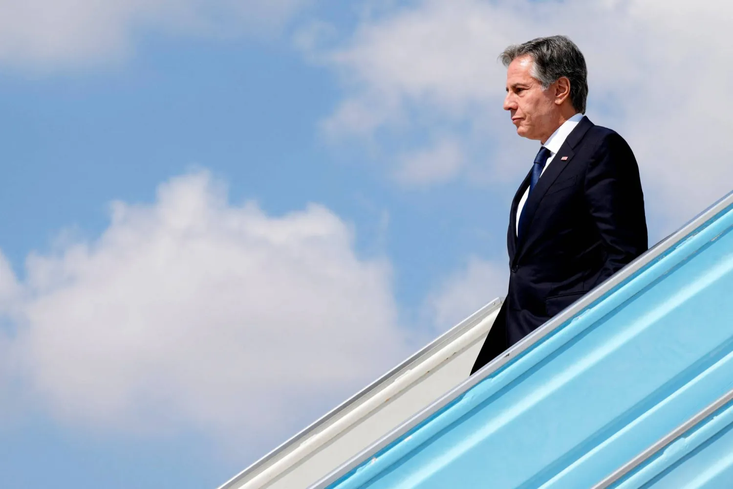 بلينكن لدى وصوله إلى مطار بن غوريون اليوم (أ.ف.ب)