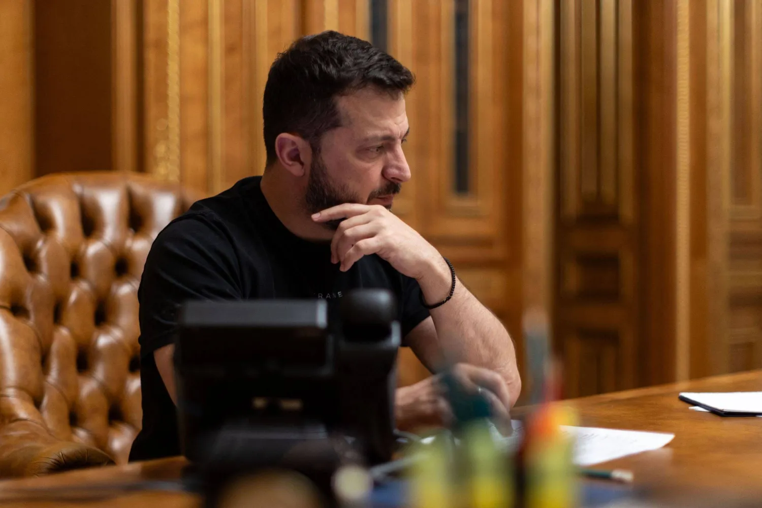 الرئيس الأوكراني فولوديمير زيلينسكي في مكتبه (أ.ف.ب)