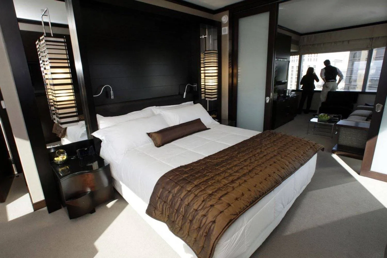 بعد أسبوع واحد فقط من الاستخدام يمكن أن يحتوي غطاء الوسادة على بكتيريا أكثر من مقعد المرحاض (رويترز)