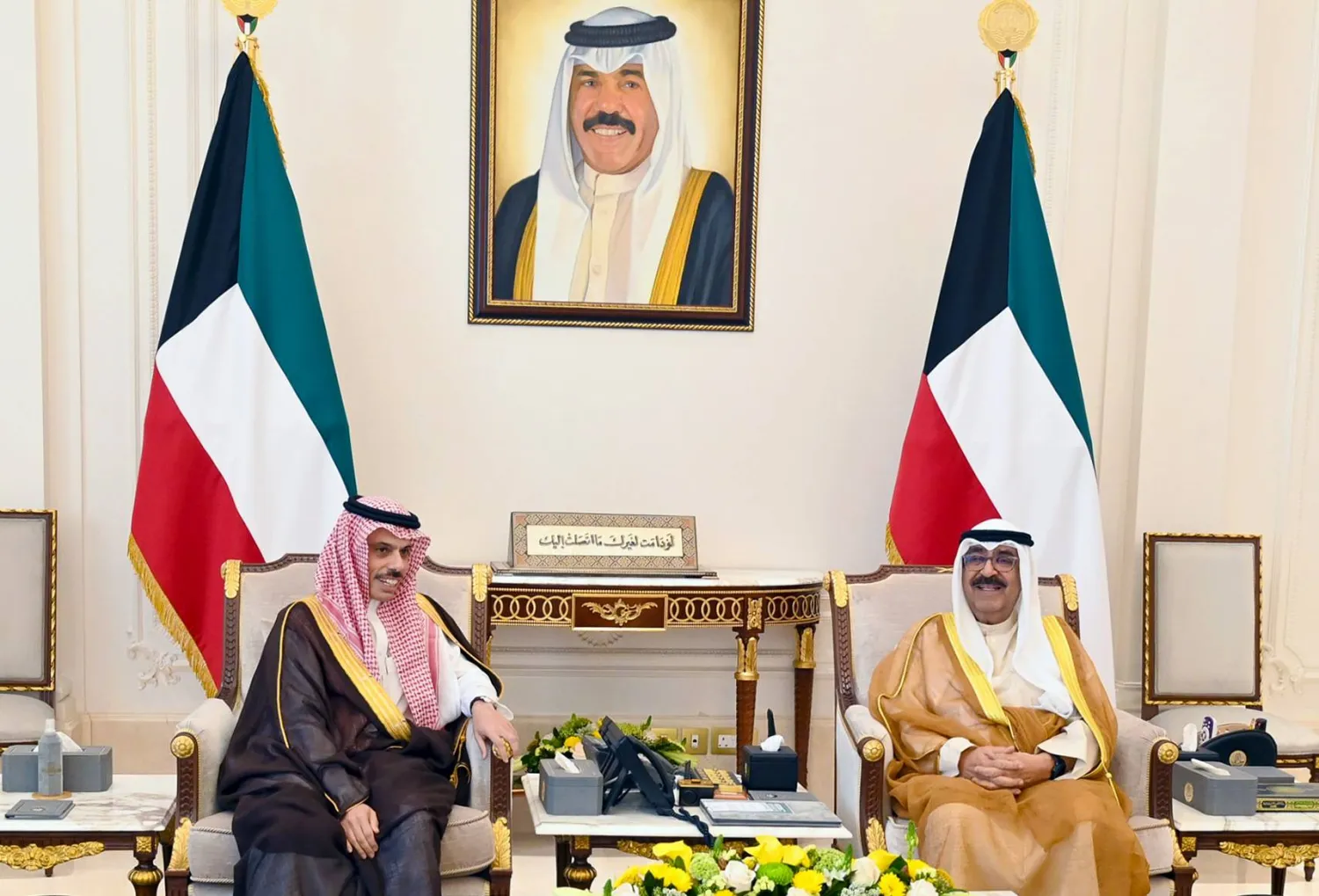 ولي العهد الكويتي الشيخ مشعل الأحمد الصباح خلال استقباله وزير الخارجية السعودي الأمير فيصل بن فرحان آل سعود في قصر بيان (الاثنين) (كونا)