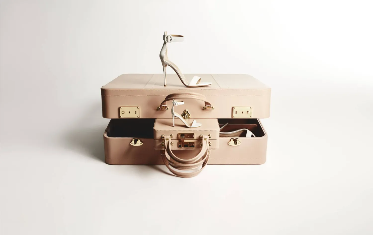 حرص جيانفيتو على إعادة ابتكارها بأسلوب عصري يتناسب مع أحذيته (جيانفيتو روسي)