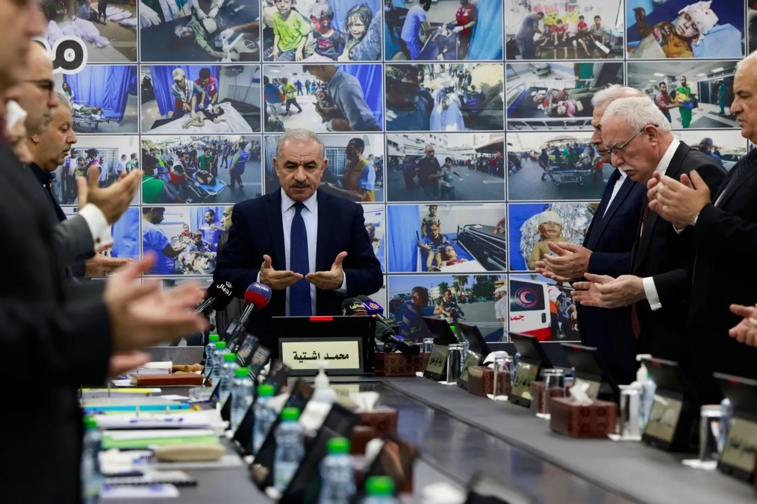 مجلس الوزراء برئاسة محمد أشتية يستهل جلسته الاثنين بقراءة الفاتحة على روح ضحايا القصف الإسرائيلي على غزة (أ.ف.ب)