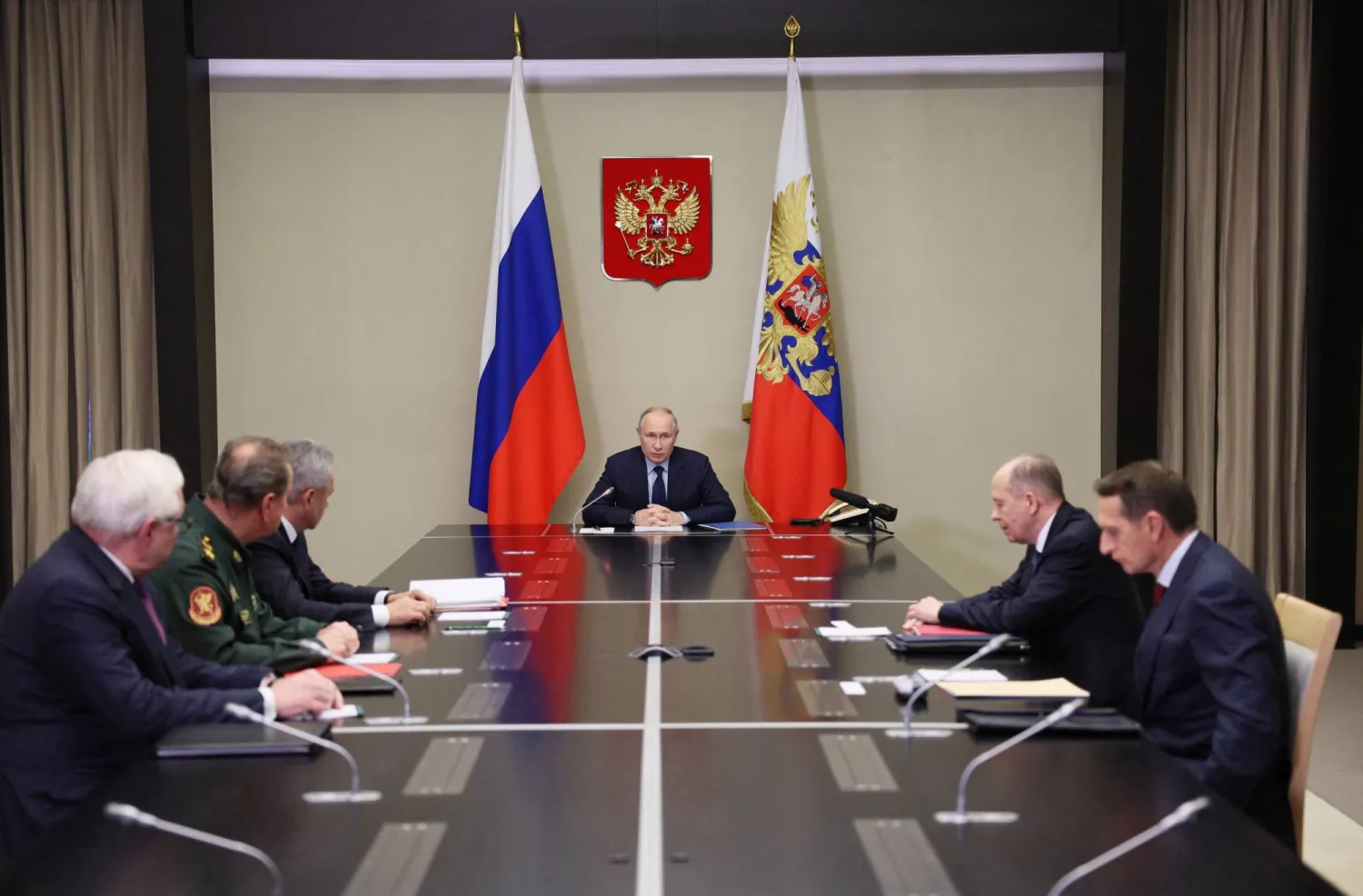 الرئيس الروسي فلاديمير بوتين لدى ترؤسه اجتماعاً لمسؤولين أمنيين وعسكريين قرب موسكو الاثنين (رويترز)