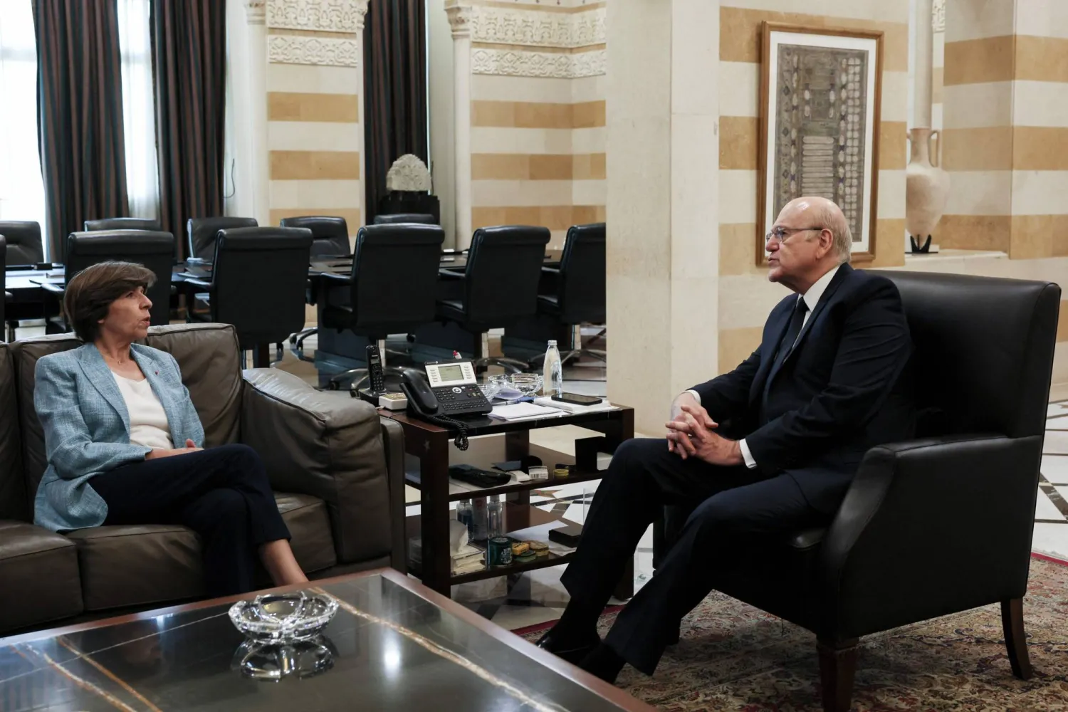 ميقاتي مجتمعاً مع وزيرة الخارجية الفرنسية كاترين كولونا في بيروت الاثنين (أ.ف.ب)