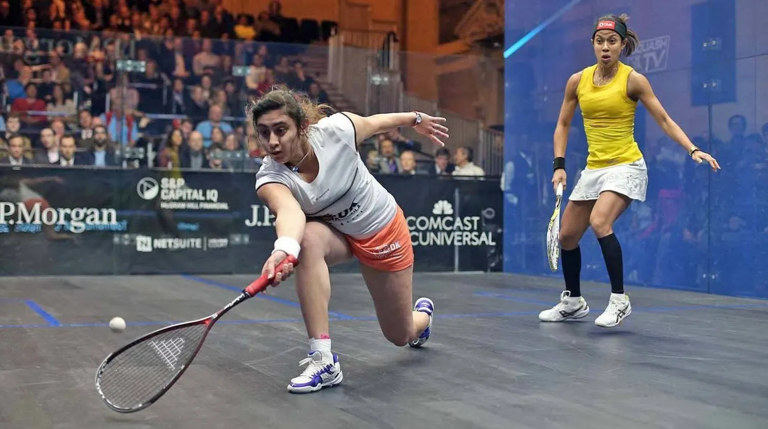 المصرية نور الشربيني خلال مشاركتها في إحدى منافسات لعبة الإسكواش (الشرق الأوسط)