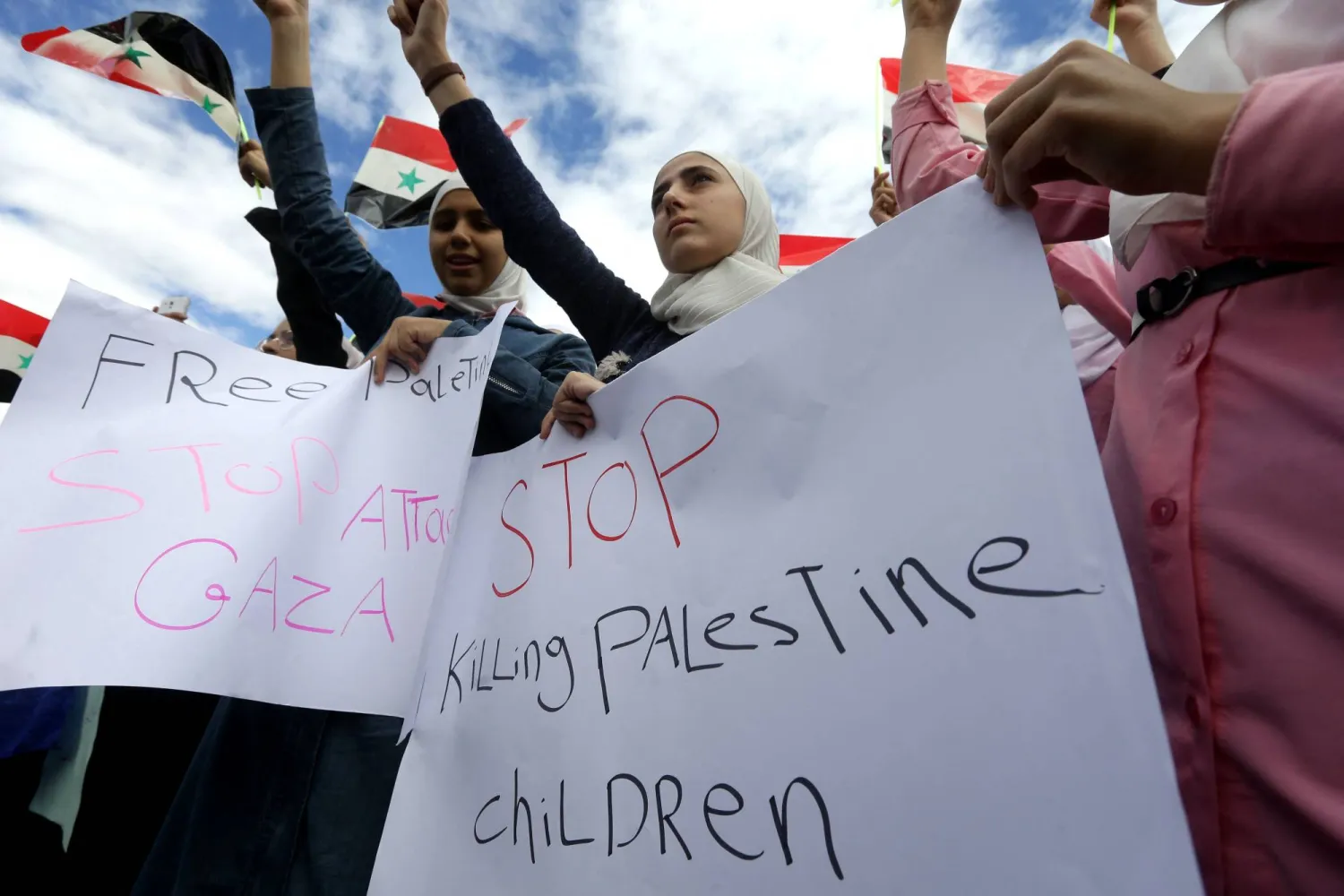 لافتة مناهضة لإسرائيل تضامناً مع الشعب الفلسطيني في ساحة العباسيين بدمشق الاثنين (أ.ف.ب)