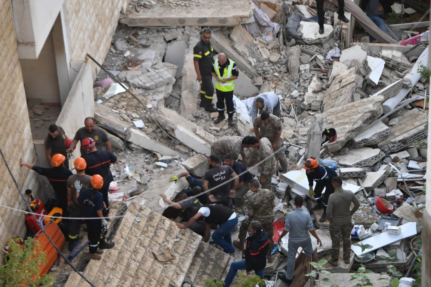 عمليات الإنقاذ في المبنى المنهار (الشرق الأوسط)