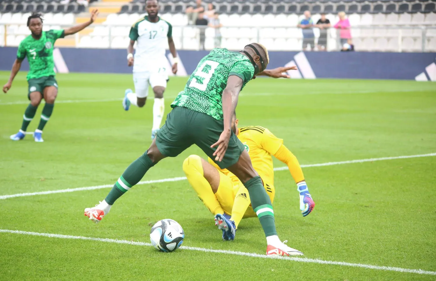 فيكتور أوسيمن لدى مشاركته في مباراة السعودية ونيجيريا الودية (الشرق الأوسط)