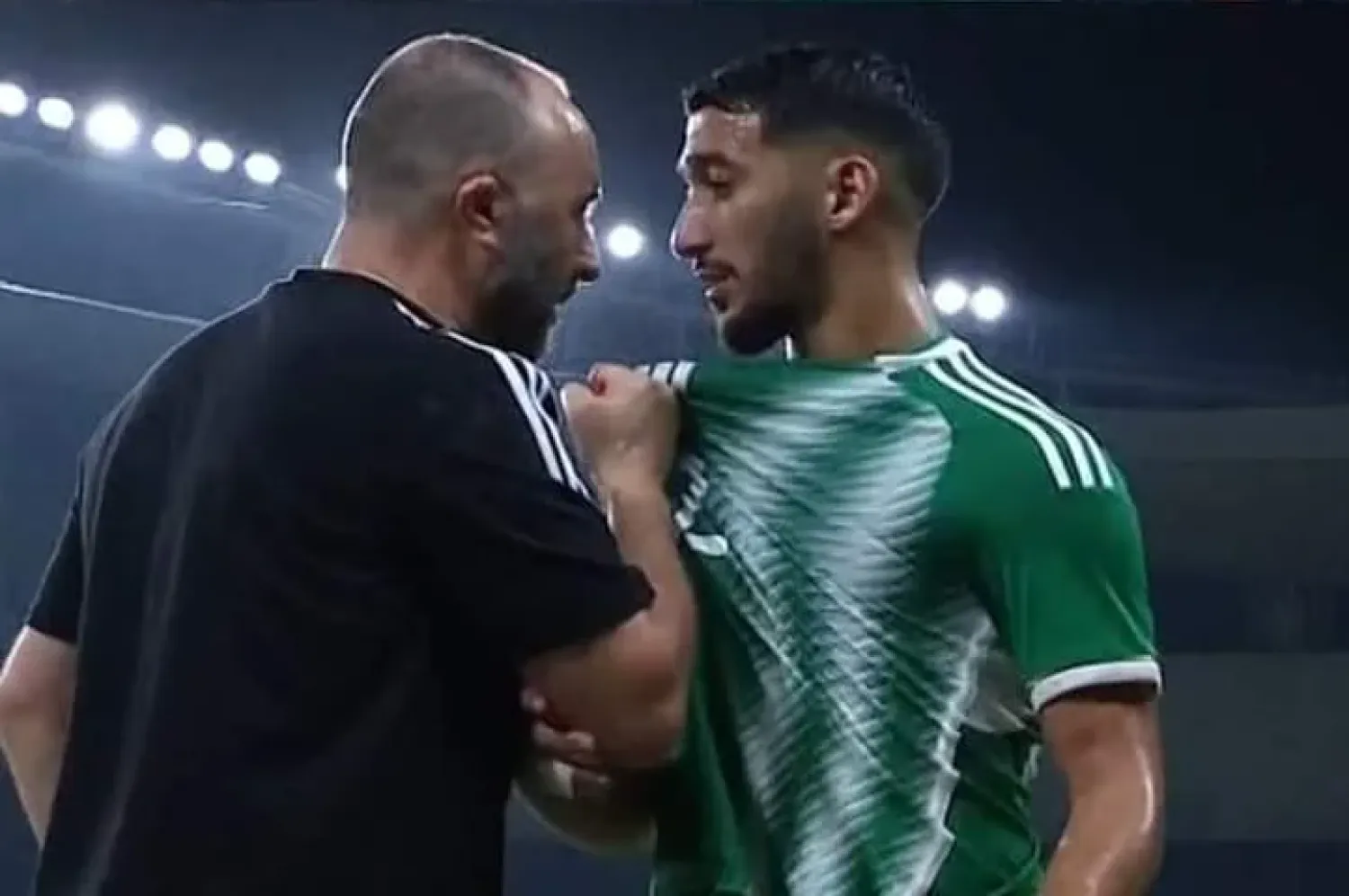 بلماضي يشد قميص بن رحمة بغضب بعد استبداله (إكس)