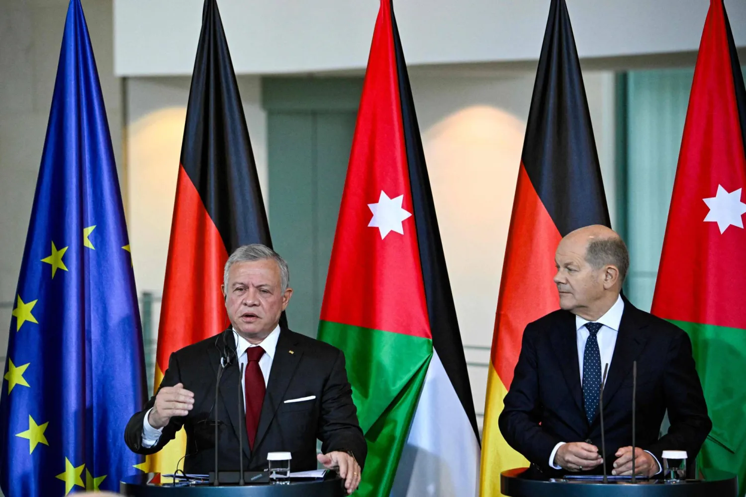 شولتس وعبد الله الثاني في مؤتمر صحافي مشترك ببرلين (أ.ف.ب)