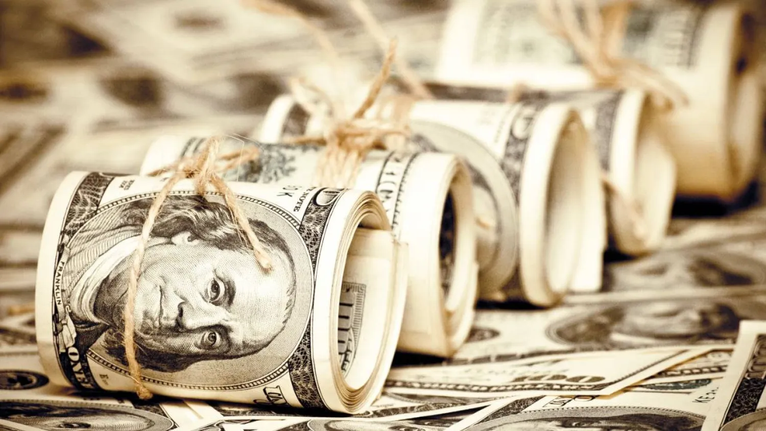 أوراق نقدية من الدولار الأميركي (رويترز)