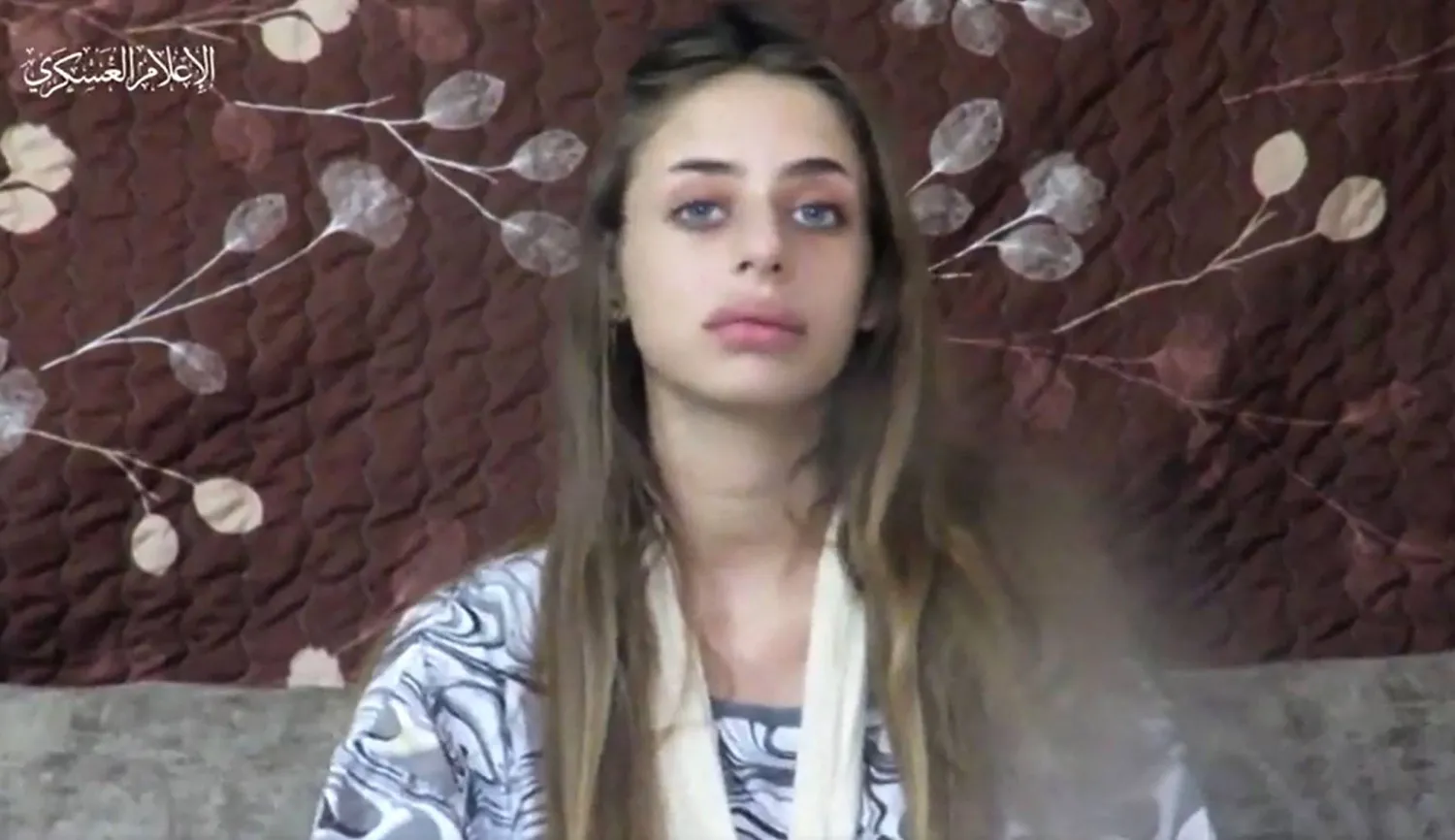 ميا شيم المواطنة الفرنسية الإسرائيلية كما ظهرت في الفيديو الذي نشرته حركة «حماس» أمس (أ.ف.ب)