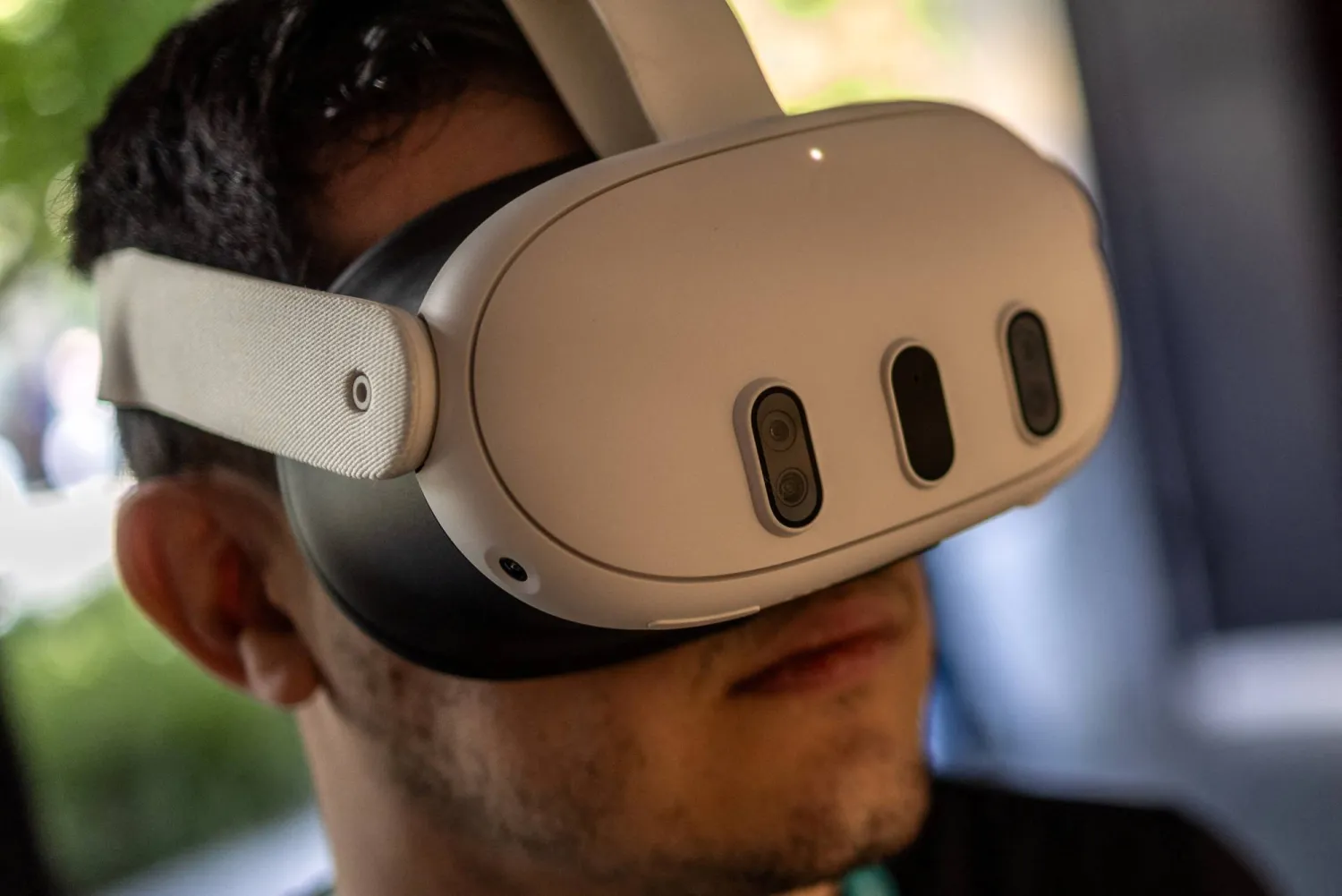 رجل يرتدي نظارة واقع افتراضي في كاليفورنيا (رويترز)