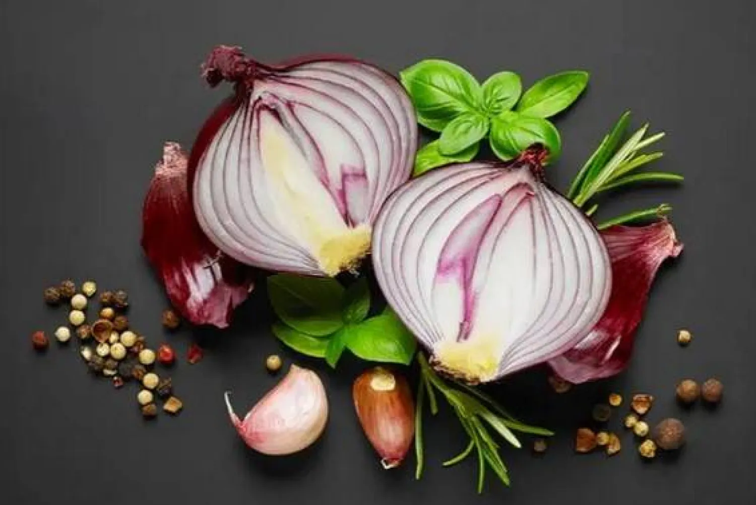 طبيب ينفي الفوائد الكبيرة للبصل والثوم في الخريف !