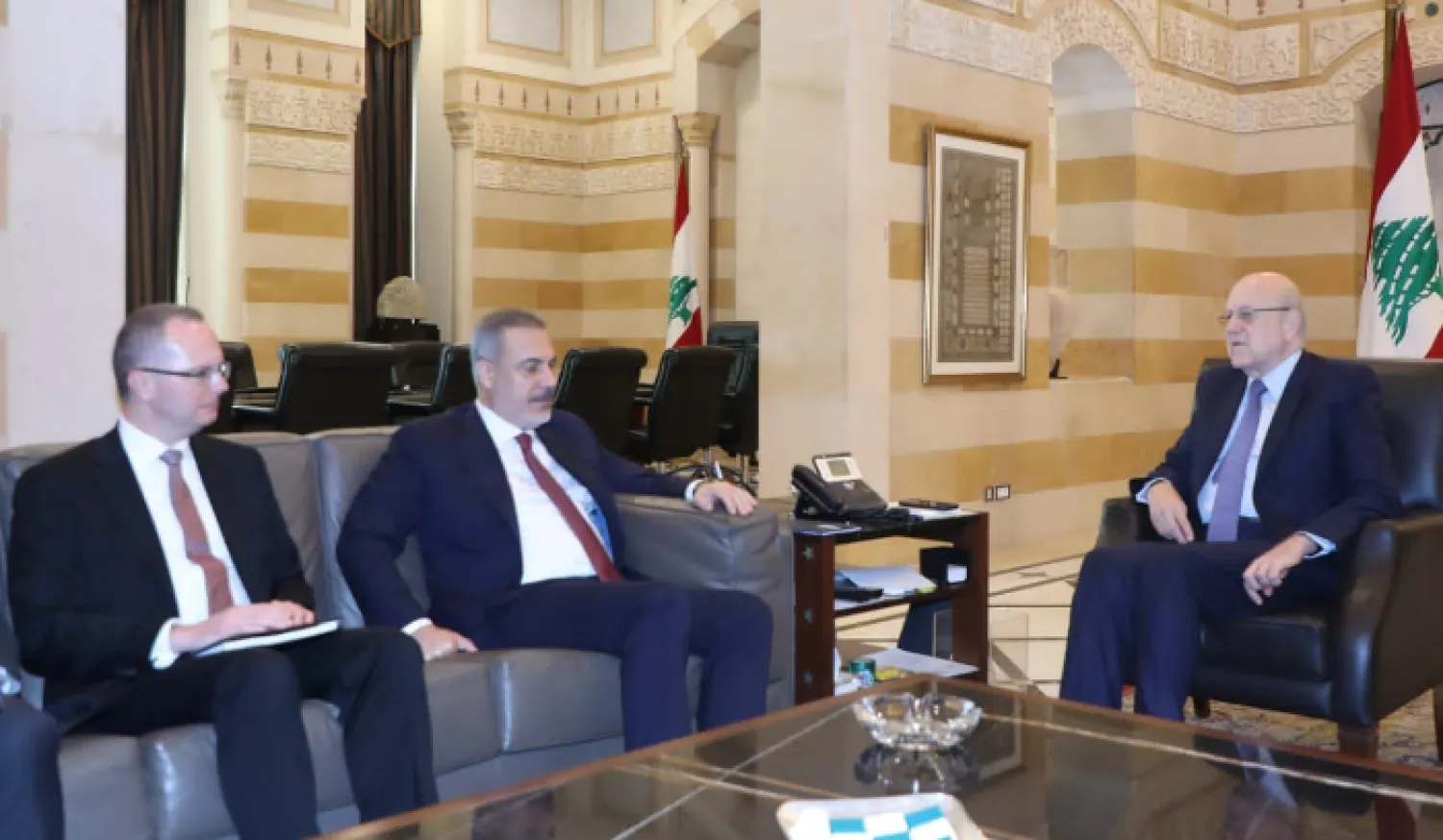 الرئيس نجيب ميقاتي مستقبلاً وزير الخارجية التركي (الوكالة الوطنية)