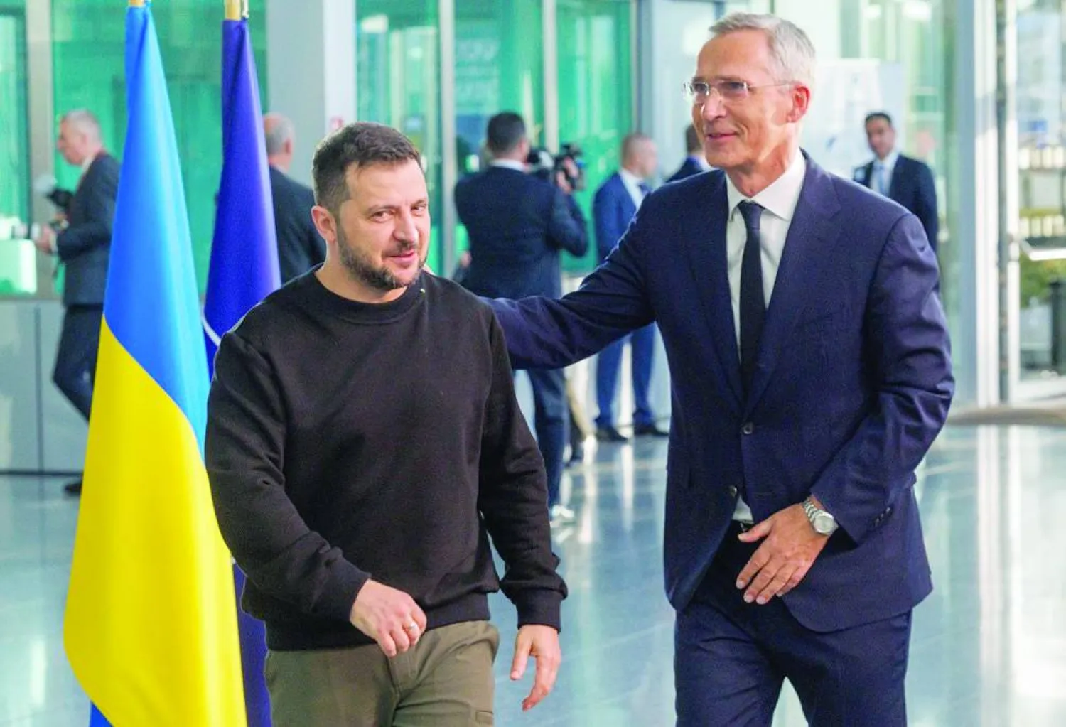 الأمين العام لحلف شمال الأطلسي مرحّباً بالرئيس الأوكراني في مقر الحلف ببروكسل (إ.ب.أ)