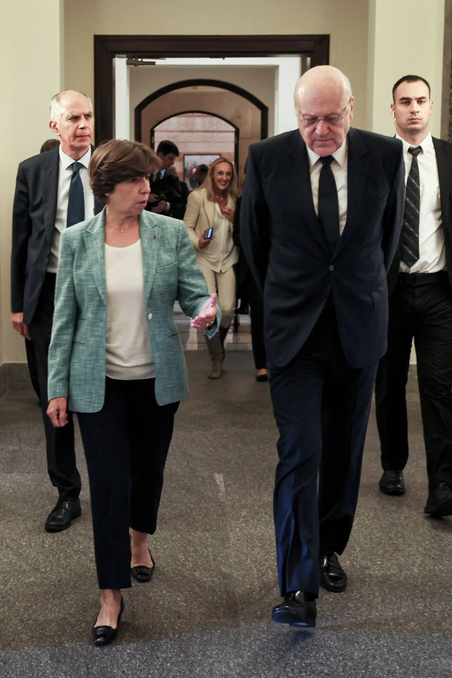 وزيرة خارجية فرنسا في بيروت مع رئيس الحكومة اللبناني نجيب ميقاتي (أ.ف.ب)