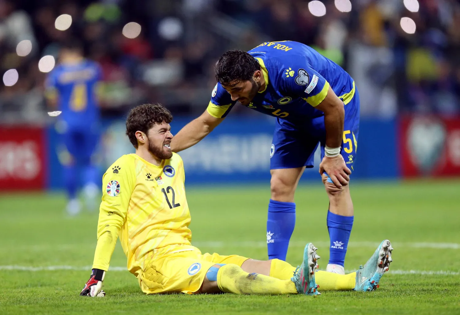 الحارس البوسني إبراهيم سيهيتش متأثراً بإصابته خلال مواجهة منتخبه أمام البرتغال في التصفيات المؤهلة لنهائيات أوروبا (رويترز)