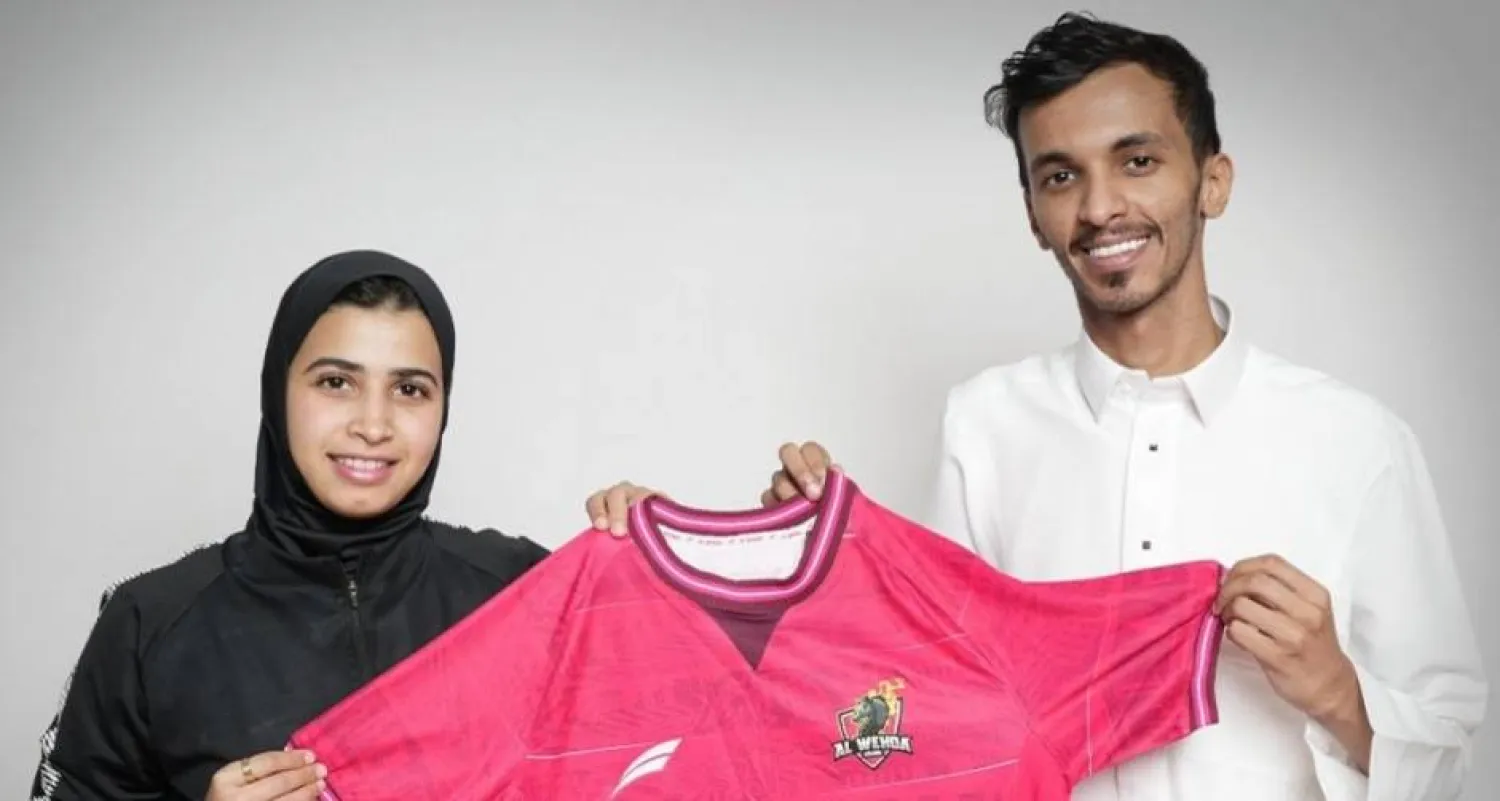 محمد الهذلي مشرف كرة القدم النسائية بالوحدة مع مرام الطويرقي بعد توقيع العقد (نادي الوحدة)