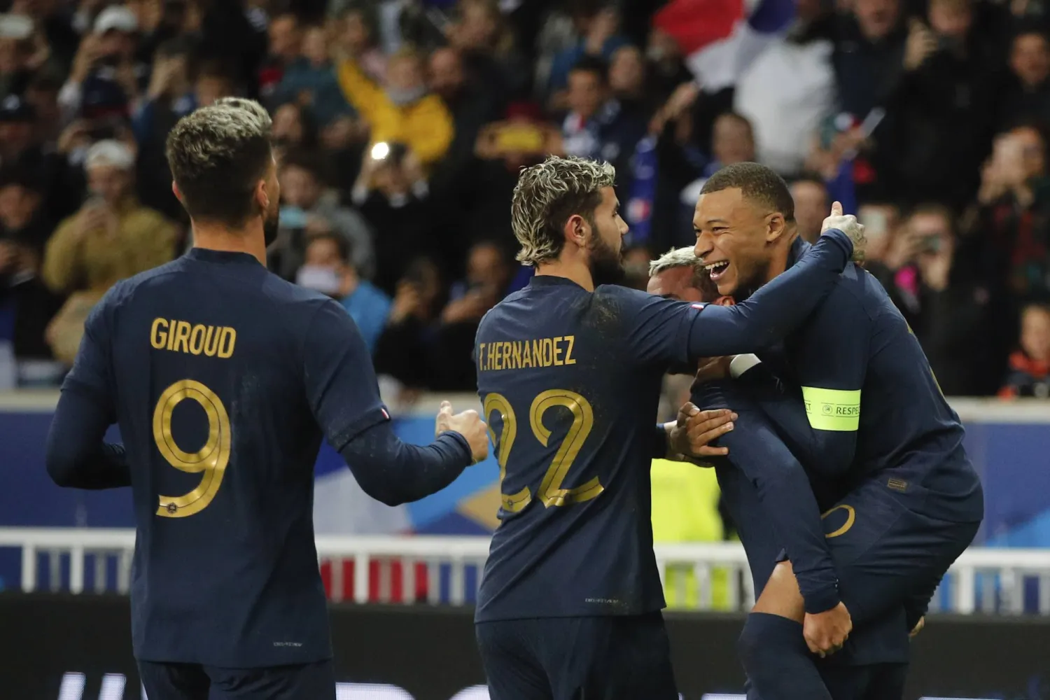 مبابي يحتفل مع زملائه اللاعبين بفوز فرنسا (أ.ب)
