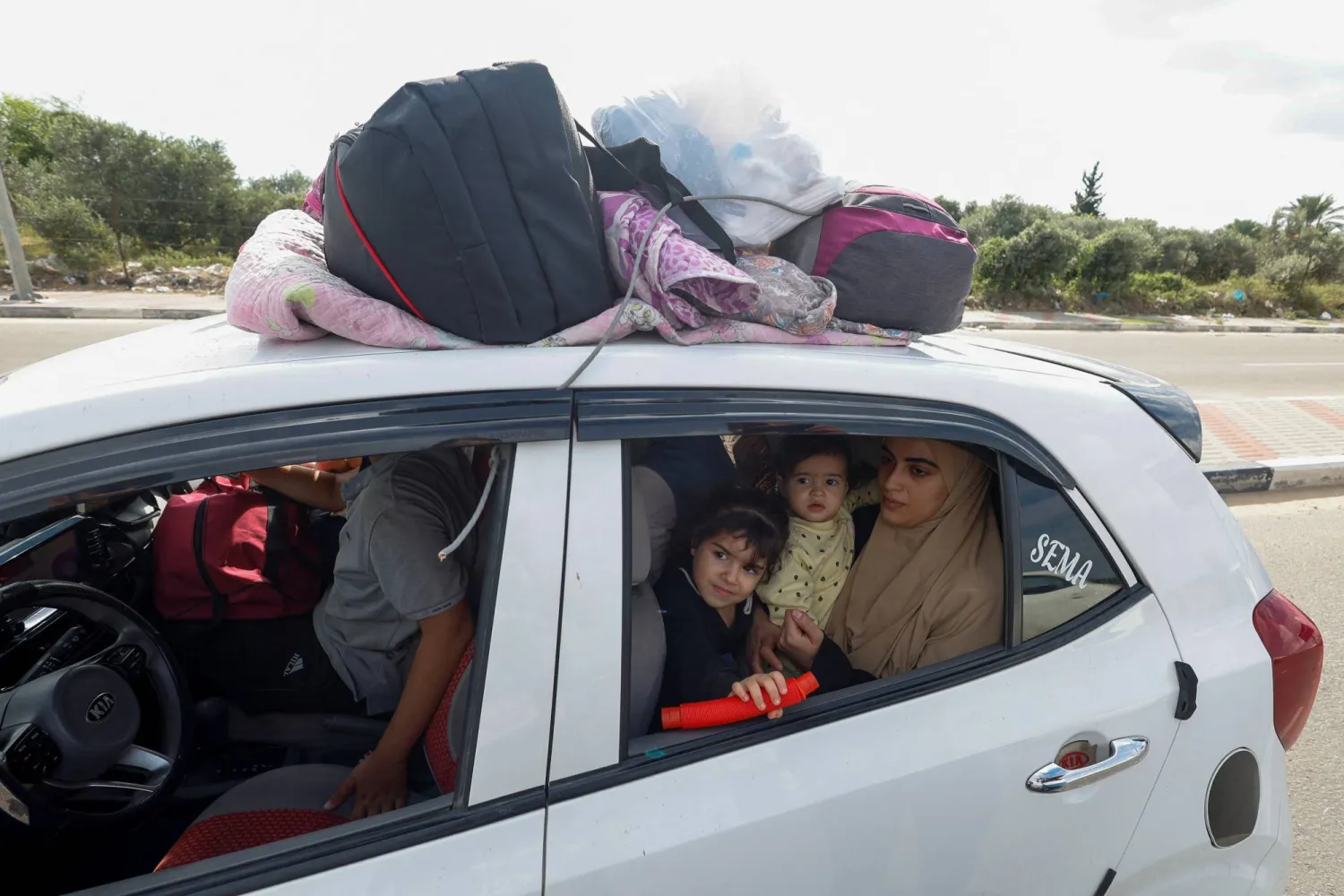 فلسطينيون يفرّون من منازلهم وسط استمرار القصف الإسرائيلي على غزة (رويترز)