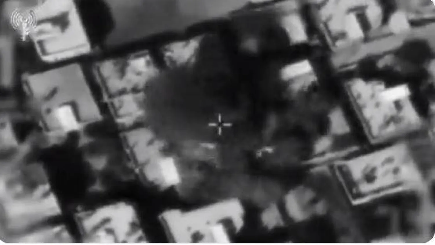 صورة من مقطع فيديو بثّته وزارة الدفاع الإسرائيلية لاستهداف ما تقول إنه مواقع للصواريخ تابعة لحركة «حماس» في قطاع غزة (الحساب الرسمي لجيش الدفاع الإسرائيلي على «تويتر»)