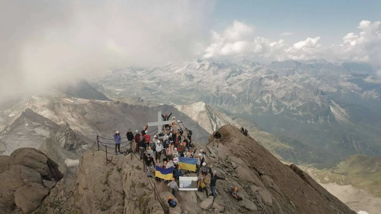 تسلُّق القمة يُسقط المخاوف ويتيح طيّ الصفحة (لقطة من الشريط)