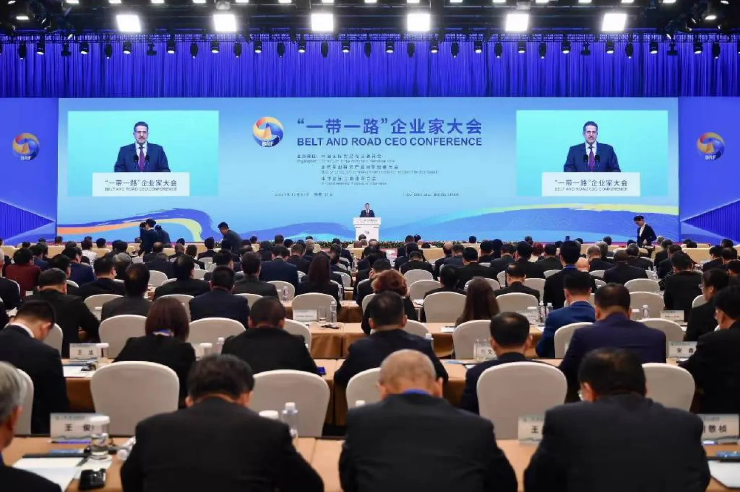 مؤسس ورئيس مجلس إدارة «أكوا باور» محمد أبونيان متحدثاً خلال المنتدى (خاص من الشركة)